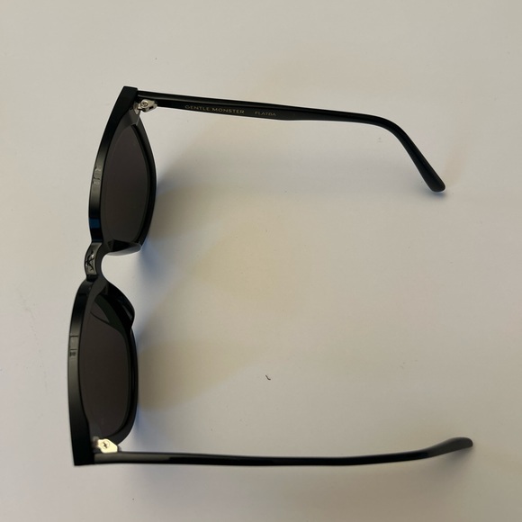 New GENTLE MONSTER - Picture 3 of 4